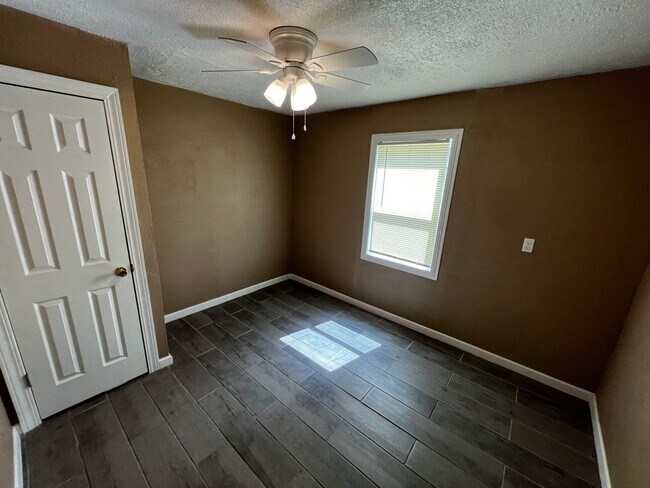 Building Photo - 2036 S Roosevelt Rd 6