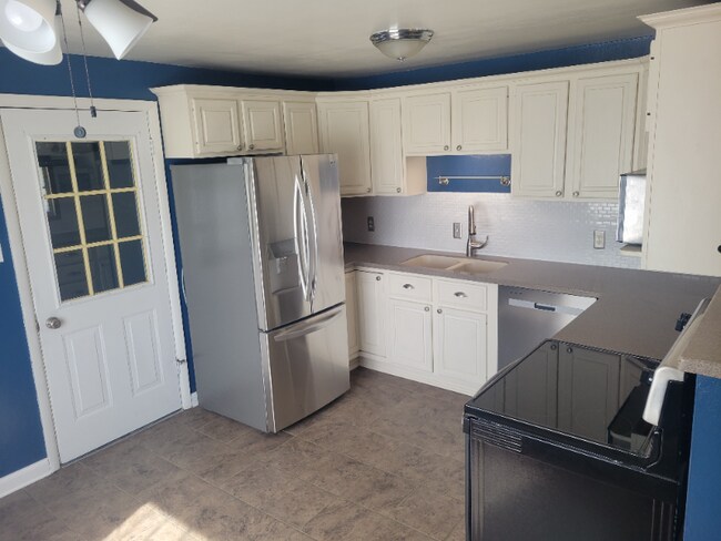 Building Photo - 991 Suburban Dr