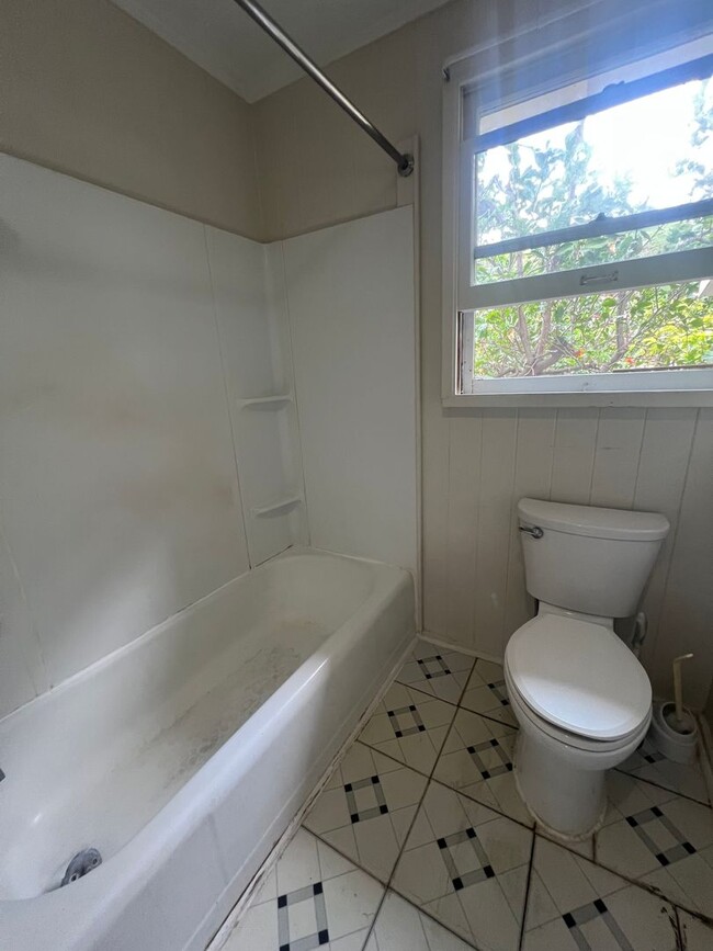 Building Photo - 1 Bedroom Cottage in Kaimuki, Full Kitchen...
