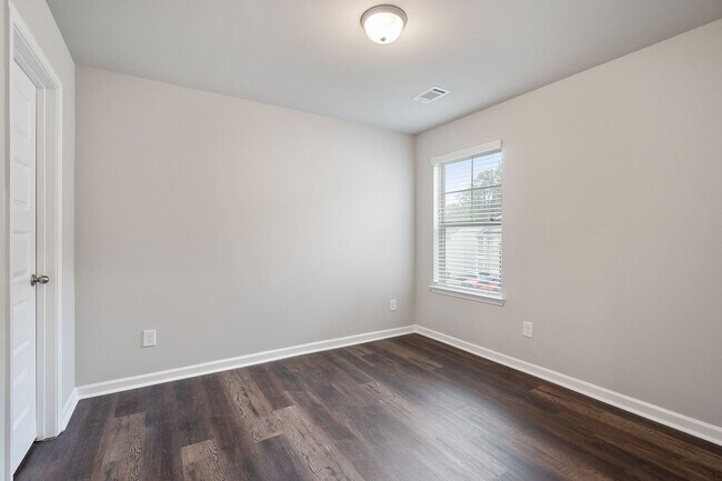 Building Photo - 4 Bed 2.5 Bath home in Gainesville! Retrea...