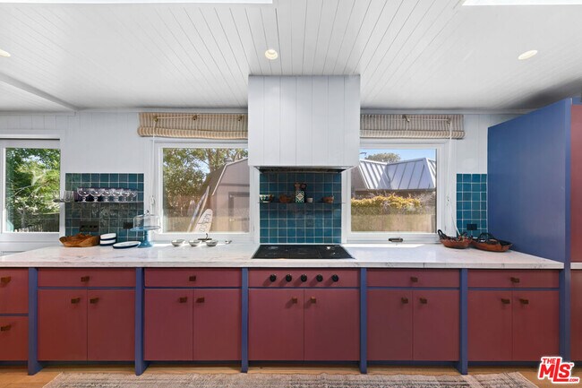 Building Photo - 7038 Dume Dr