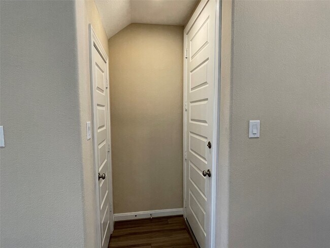 Building Photo - 10418 Quiet Courtyard Rd