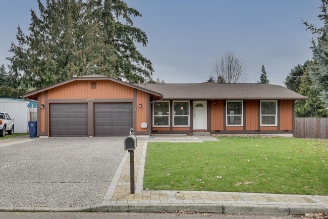 Building Photo - Kirkland Rambler with Amazing Back Yard!