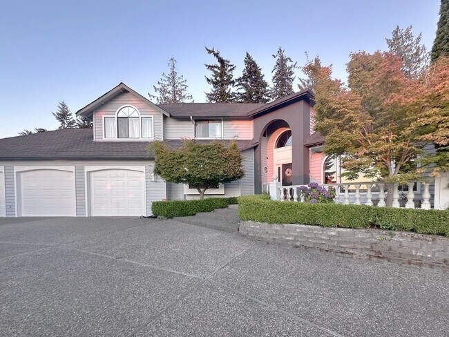 Building Photo - Elegant 4-bed, 4-bath