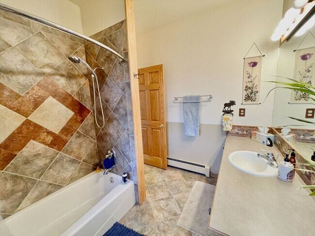 Building Photo - Large 3 bedroom home with gorgeous views i...