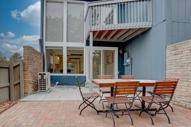 Building Photo - Stunning Remodeled Townhome in North Boulder