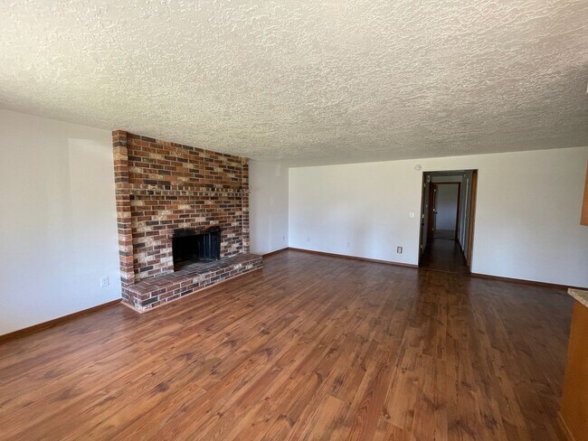 Building Photo - 3 Bedroom 2 Bath Single Family House