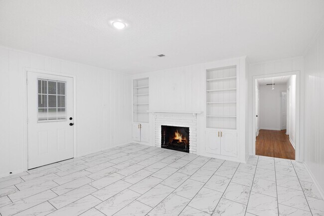 Building Photo - Recently renovated home in Whitehaven