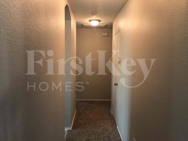 Building Photo - 429 W Clover Park Dr