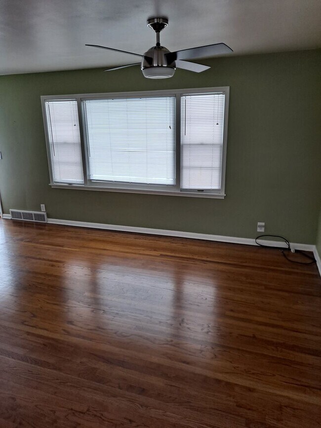 Building Photo - 3 bed 2 bath 1 car garage, with fenced in backyard right in Aksarben!