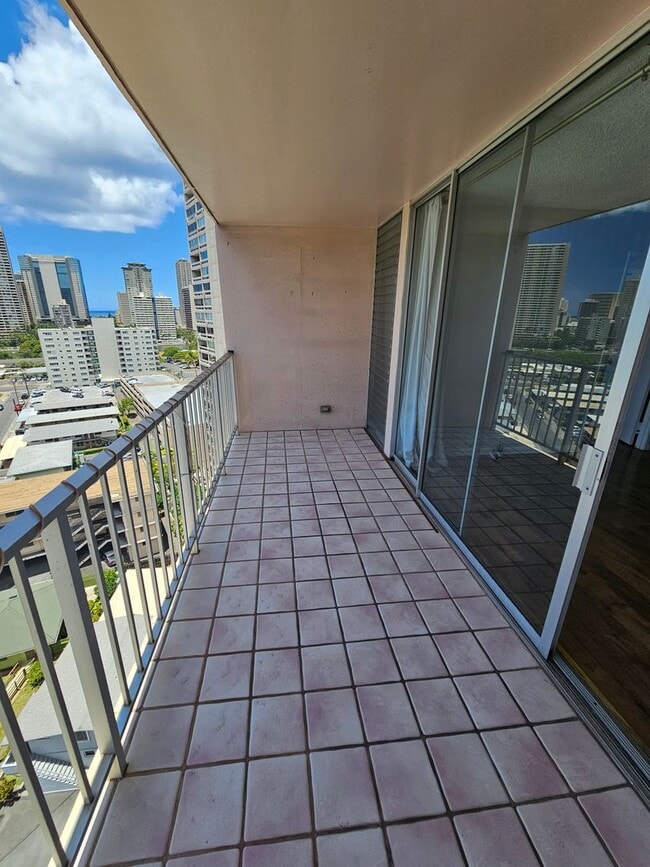Building Photo - Bright 2-Bedroom Condo with Lanai