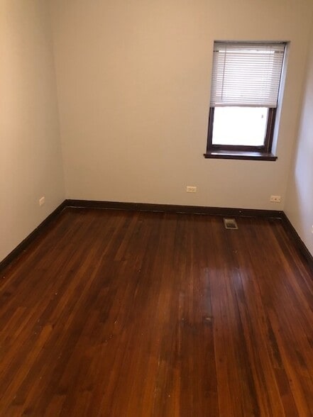 Building Photo - 617 W Surf St