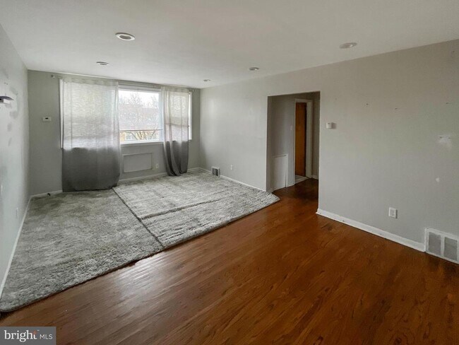 Building Photo - 1409 N 76th St