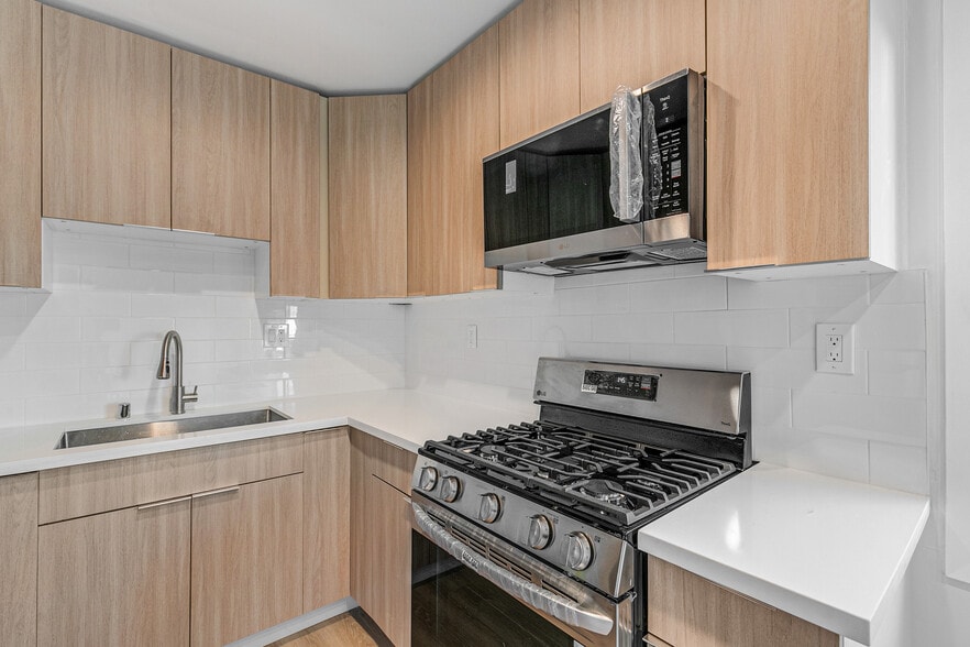 Building Photo - 4321 Saugus Ave