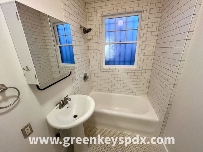 Building Photo - Historic Nob Hill Studio Condo at Patricia Court – Walk to NW 23rd