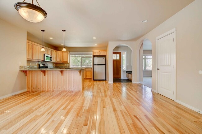 Building Photo - 3 bed/2.5 w/garage in Desirable Barton Cro...