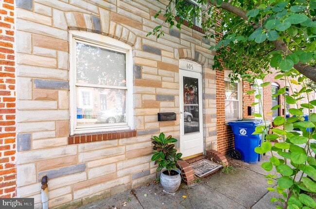 Building Photo - 605 S Rose St