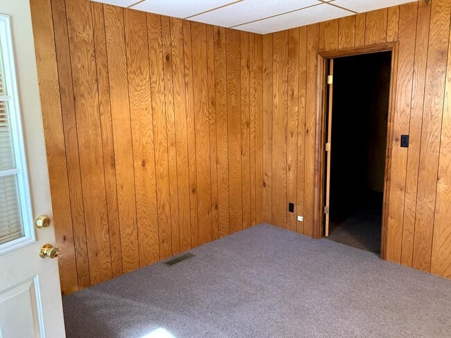 Building Photo - Well maintained 1 bedroom apartment 30 minutes from Asheville in downtown Marion, NC