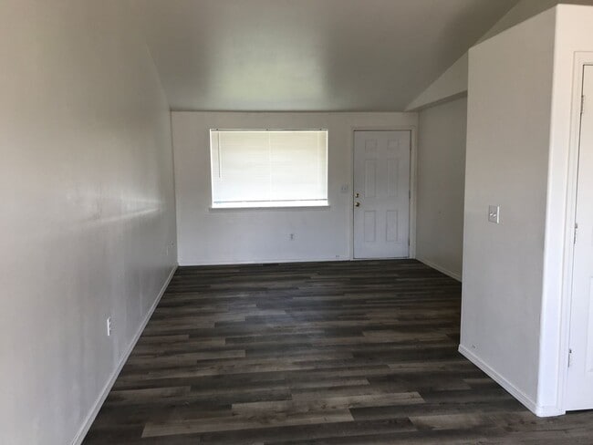 Building Photo - Remodled Duplex