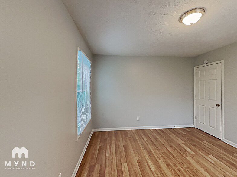 Building Photo - 737 Starcrest Ln NE