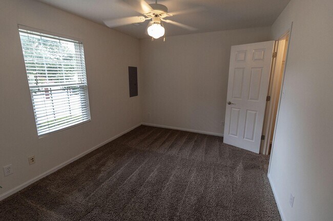 Building Photo - 3300 E St Charles Rd