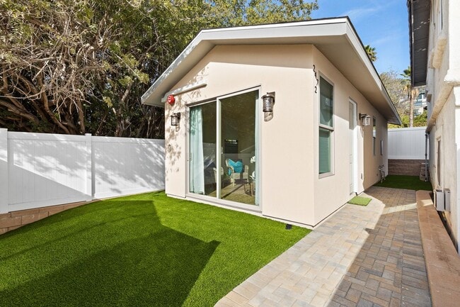Building Photo - Charming 1 bed/1 bath Detached Guest House...