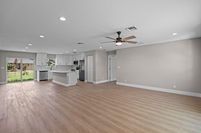 Building Photo - 5906 Hickory Dr