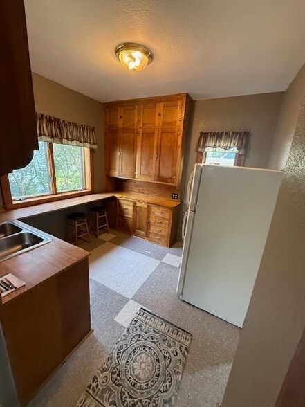 Building Photo - 622 Maple St