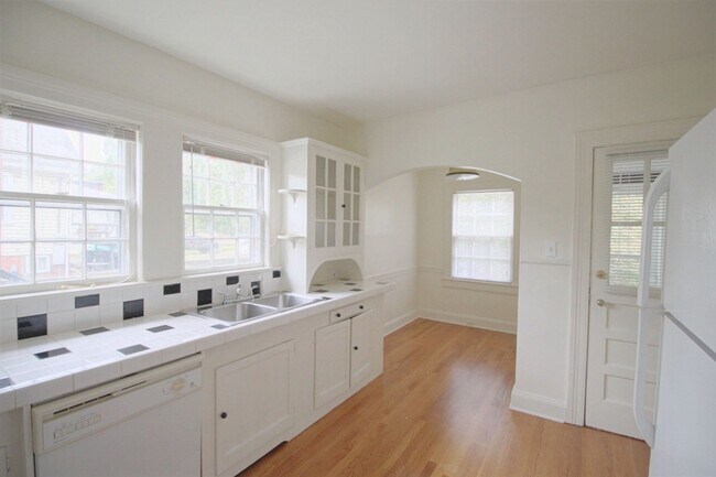 Building Photo - Charming 2 Bedroom Duplex in Lakewood!