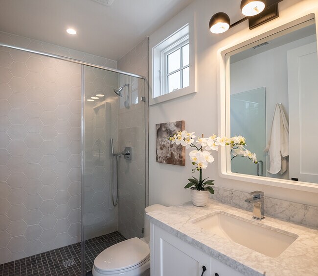 Building Photo - 724 13th St