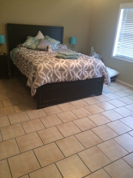 Large guest bedroom - 695 A1A North