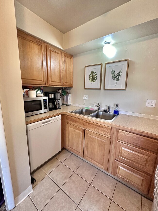 Building Photo - 1600 Banyan Dr