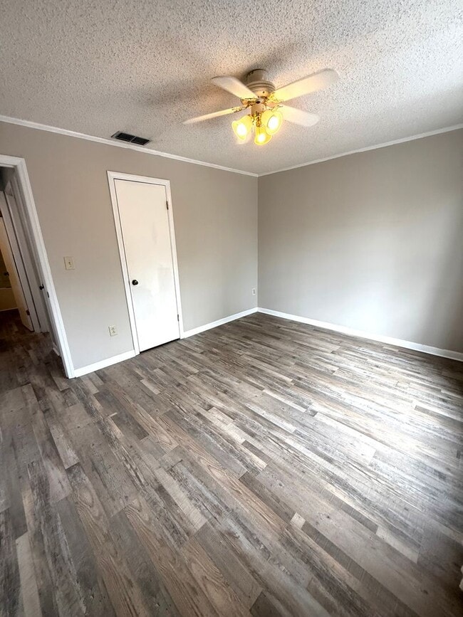 Building Photo - COMPLETELY RENOVATED TOWNHOUSE