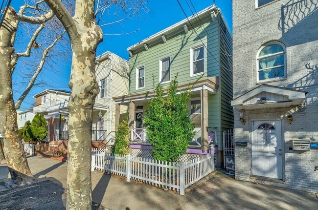 Building Photo - 396 Union St