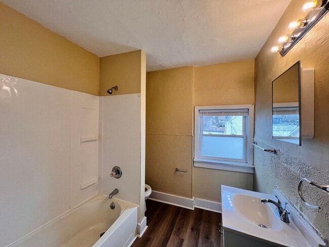 Building Photo - 3 Bedroom House