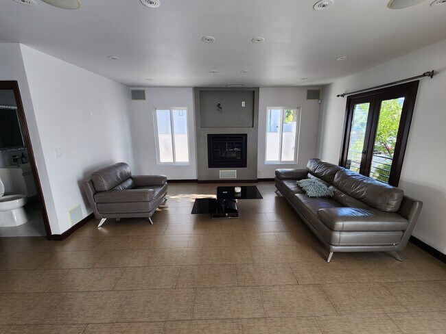 Living room - 4440 Katherine Ave