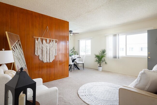 Building Photo - Huge Bedroom, Extra Closets