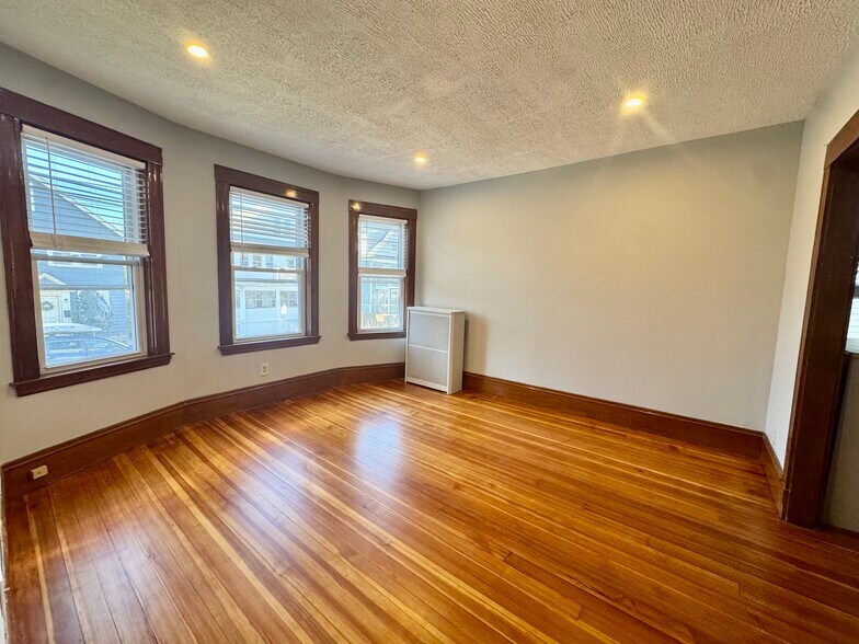 Building Photo - 69 Turner St