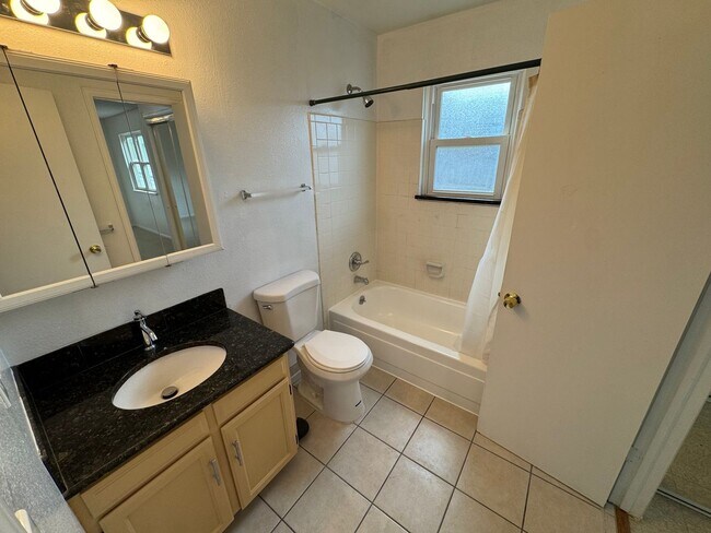Building Photo - Spacious Morrison Home