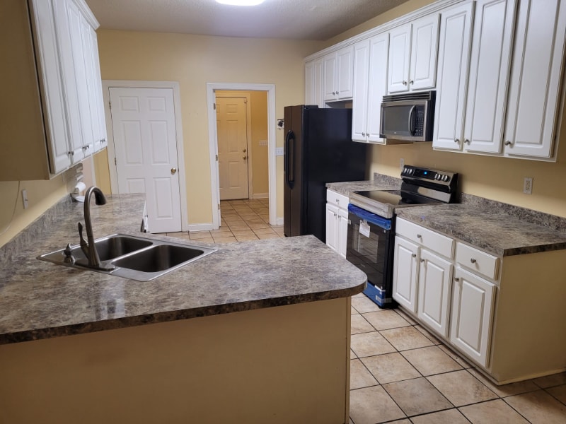 Building Photo - 3675 W Pointe Dr