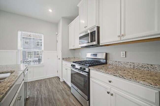 Building Photo - Luxurious 3-bedroom 2.5 bath townhome with Garage in Chesapeake