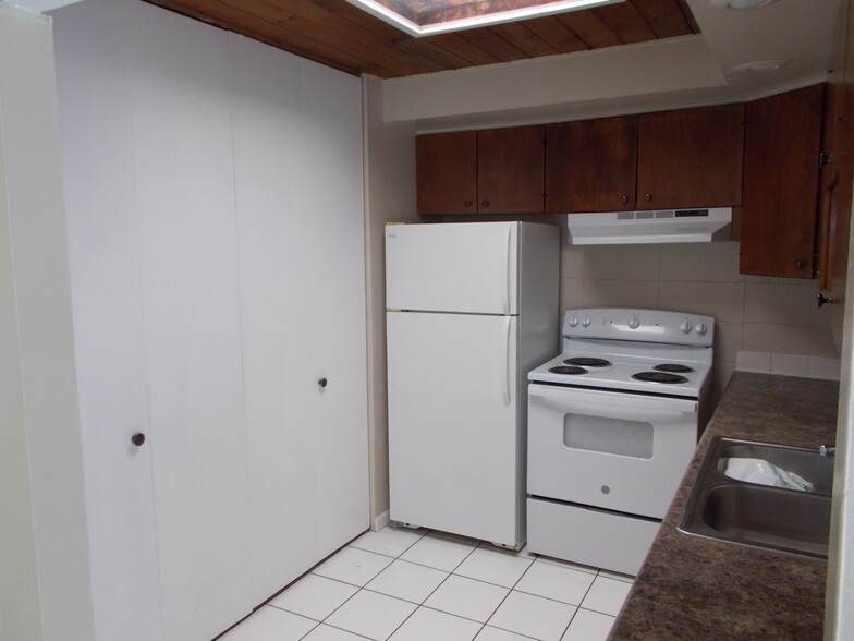 Kitchen - 920 E Shady Way