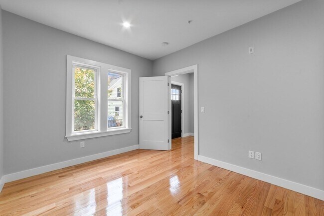 Building Photo - 376 Chestnut St