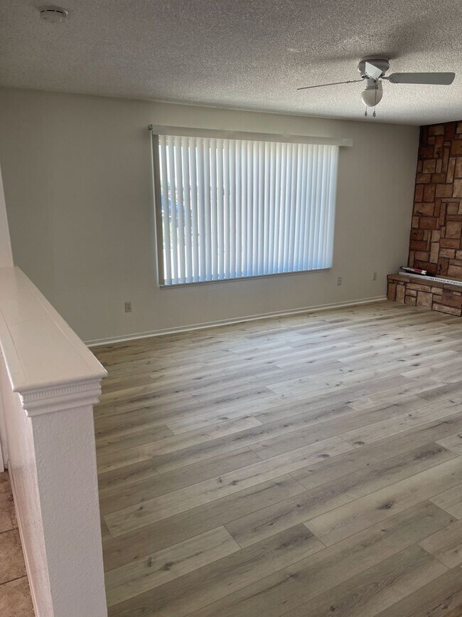Building Photo - 4 BEDROOM APPLE VALLEY HOME ON CUL DE SAC!