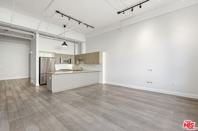 Building Photo - 1130 Flower St