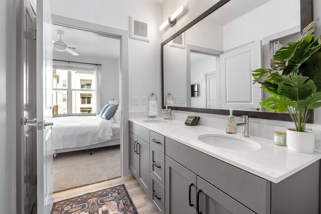 Building Photo - 1301 Leah Ave