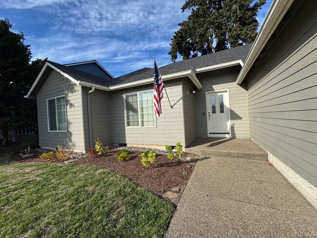 Building Photo - 3 Bed 2 Bath House in West Salem