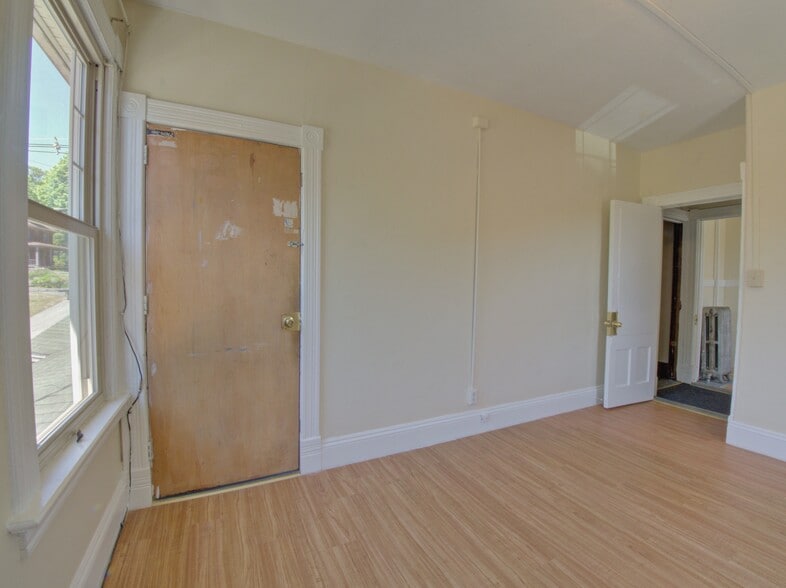 Building Photo - 324 Valley St