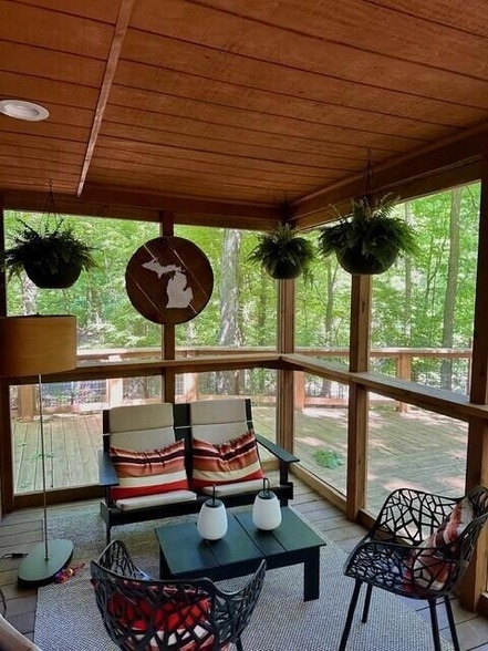 Building Photo - 9591 Hillside Dr