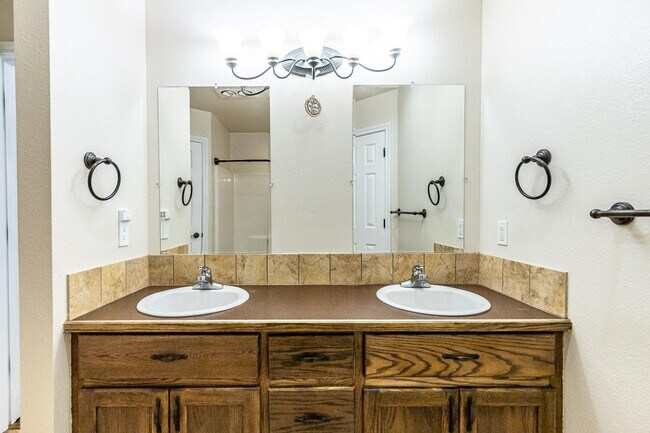 Building Photo - 811 11th St